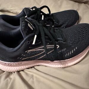 Brooks size 7 I normally wear a 6.5 they fit great